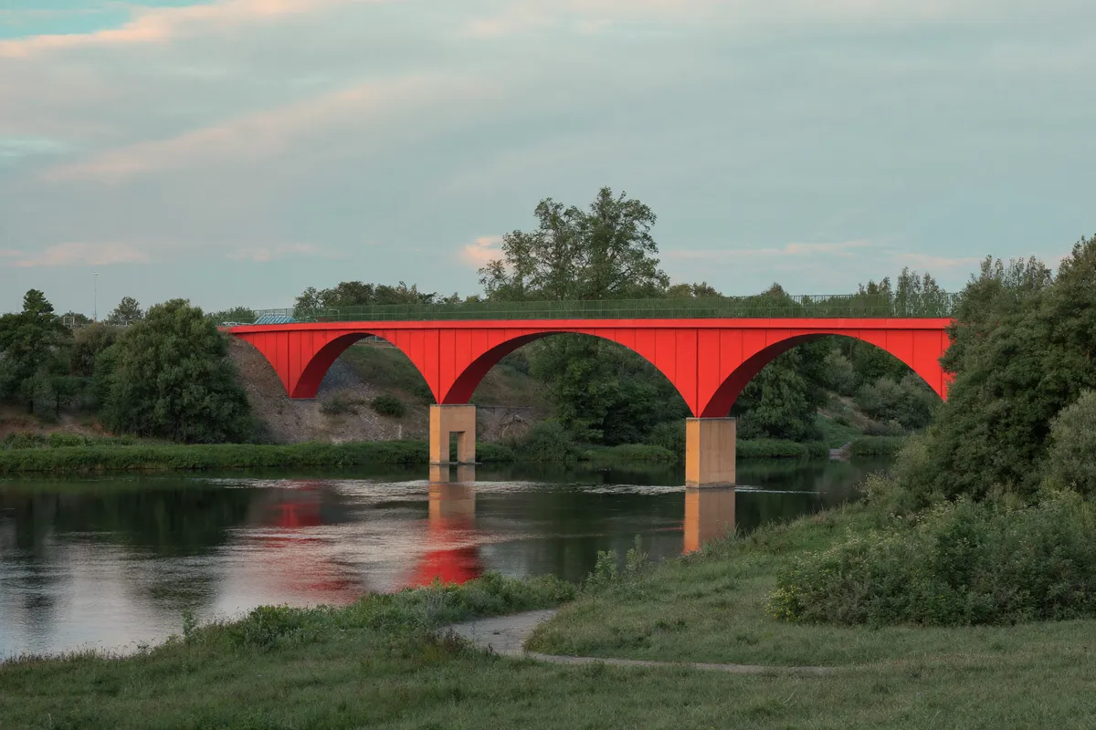La passerelle rouge de l'Axe Majeur au-dessus de la vallée de l'Oise à Cergy