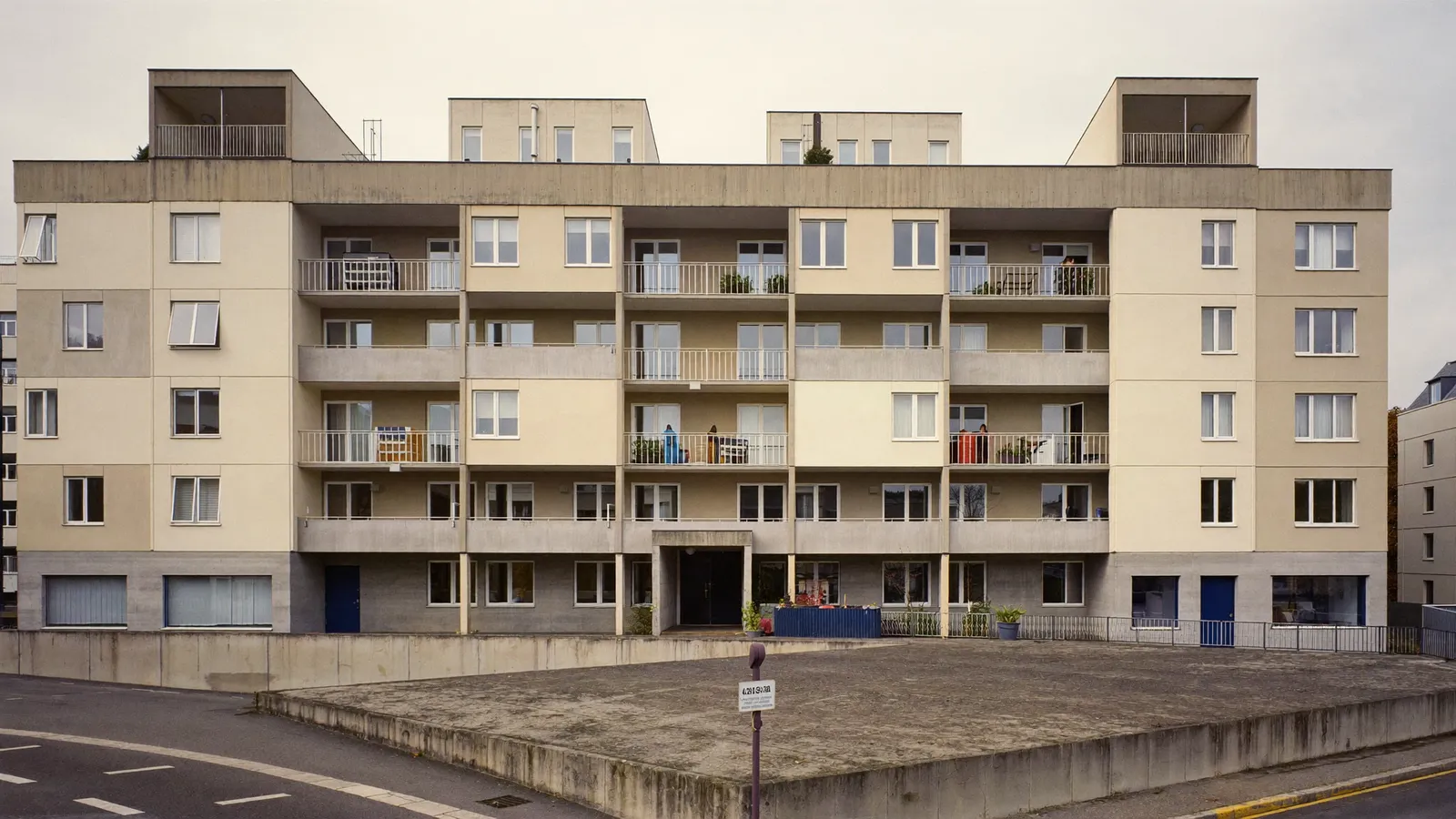 Immeubles de Cergy-Préfecture et axe majeur vus depuis l'esplanade