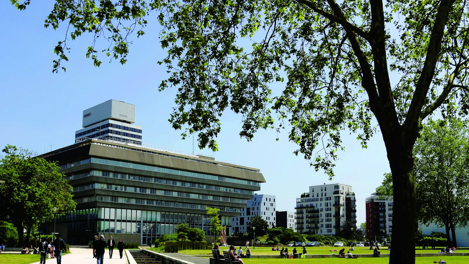 Parc François-Mitterrand, préfecture et immeubles du Grand Centre de Cergy