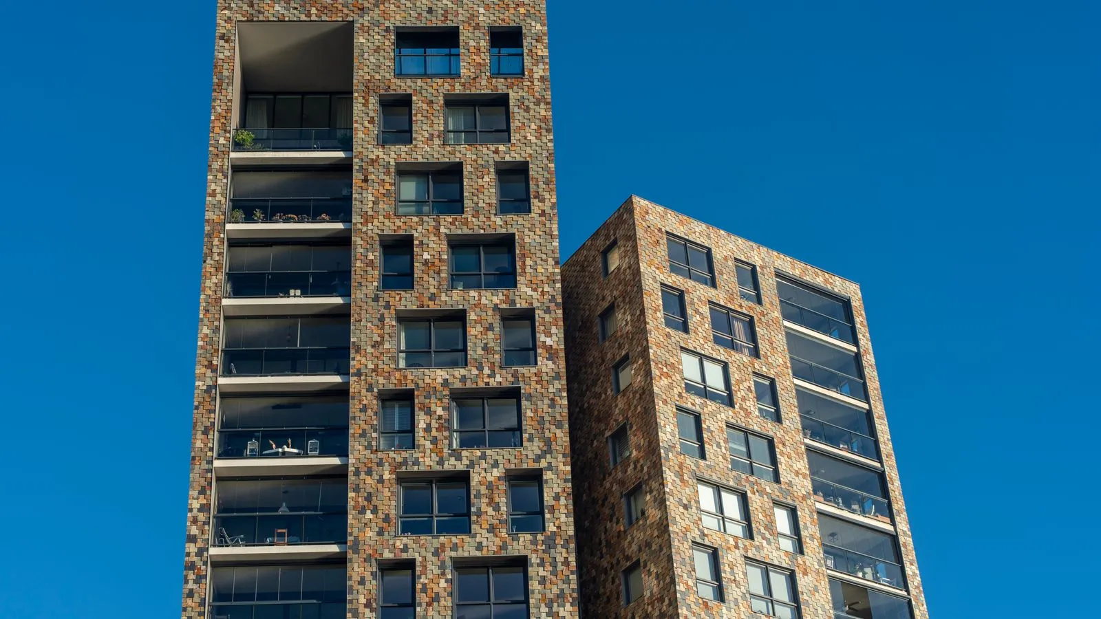 Immeubles résidentiels collectifs, à l'image des Touleuses et du Ponceau à Cergy