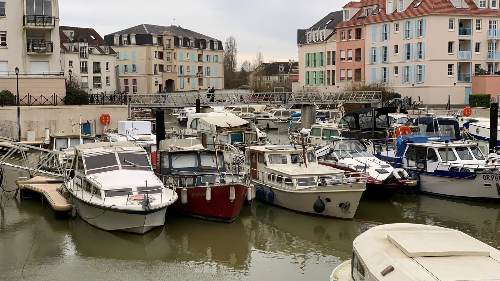 Immeubles pastel et bateaux de plaisance de la marina de Port-Cergy au bord de l'Oise
